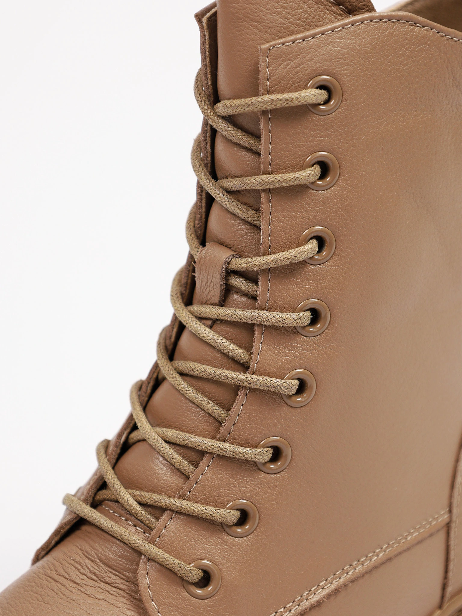 Ботинки бежевого цвета на среднем широком каблуке